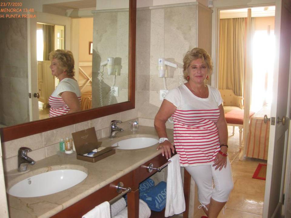 Paloma Requena en su habitación del Hotel Punta Prima a la llegada a Mahón