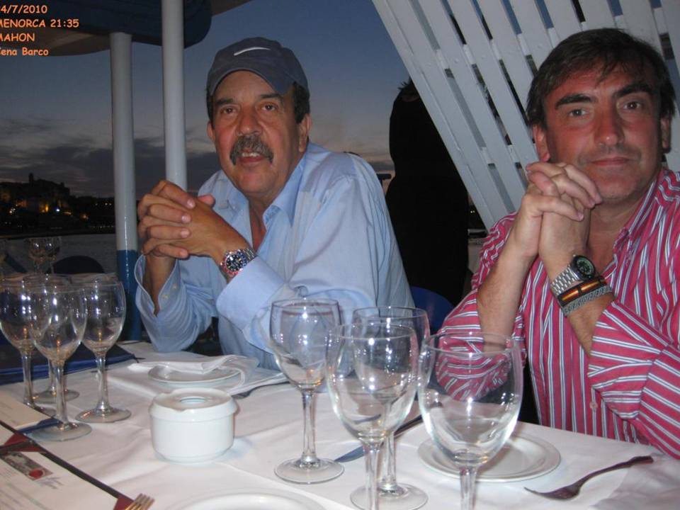 Alfonso y Paco durante la cena en un barco del puerto de Mahón
